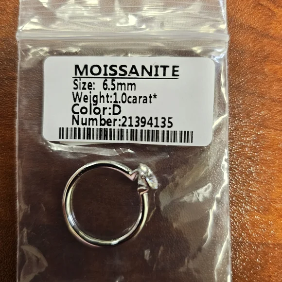 Elegant Stirling Silver 1ctw Moissanite Ring